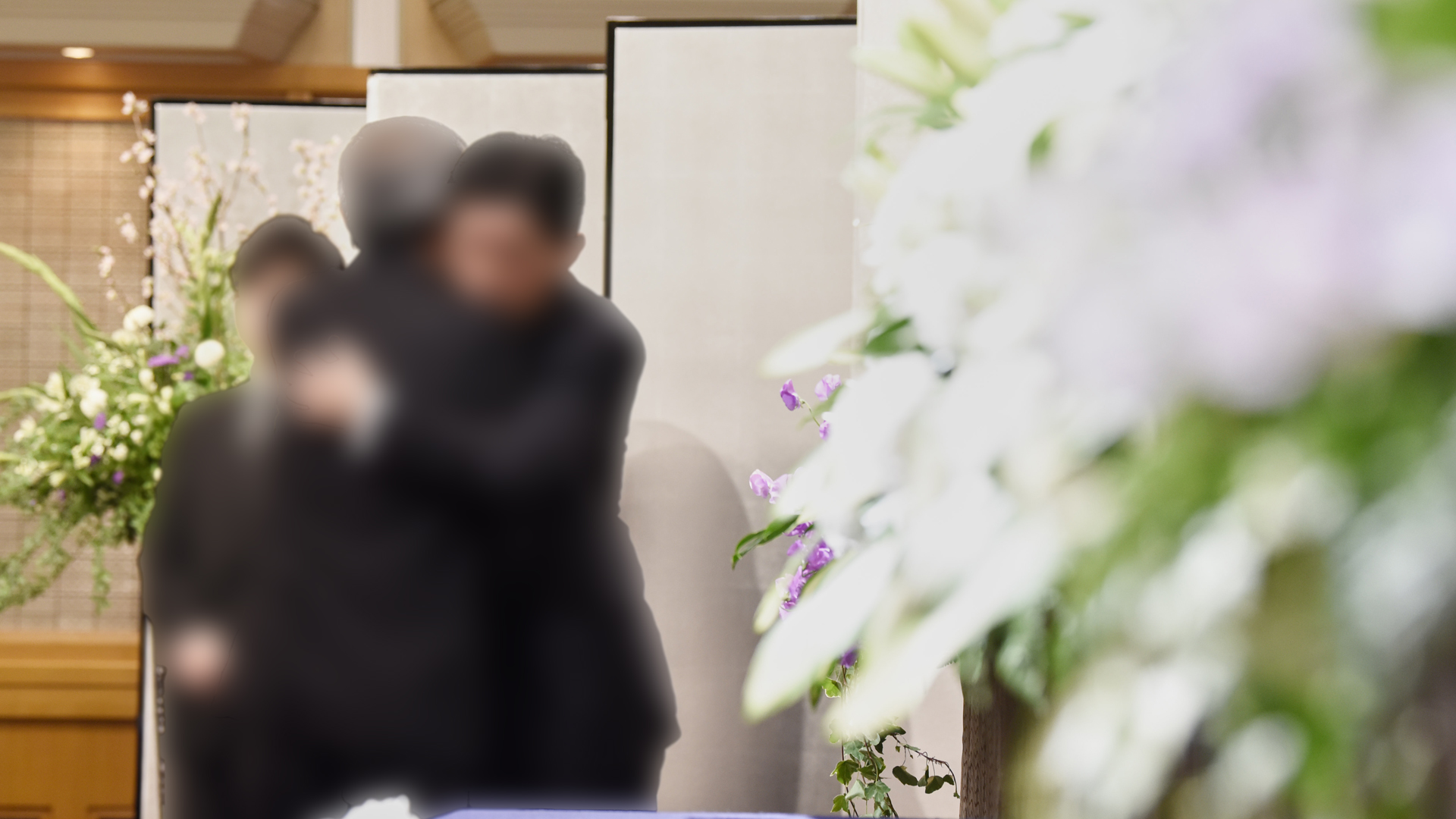 花のある会場で人々を迎える様子