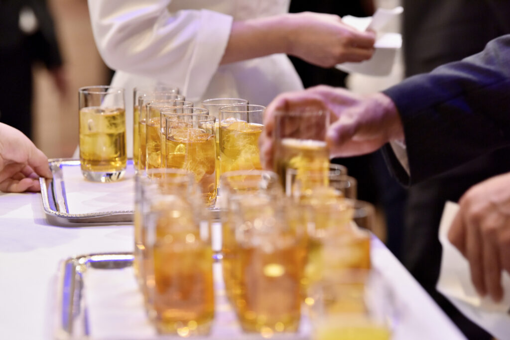 飲み物を受け取る参列者の手元