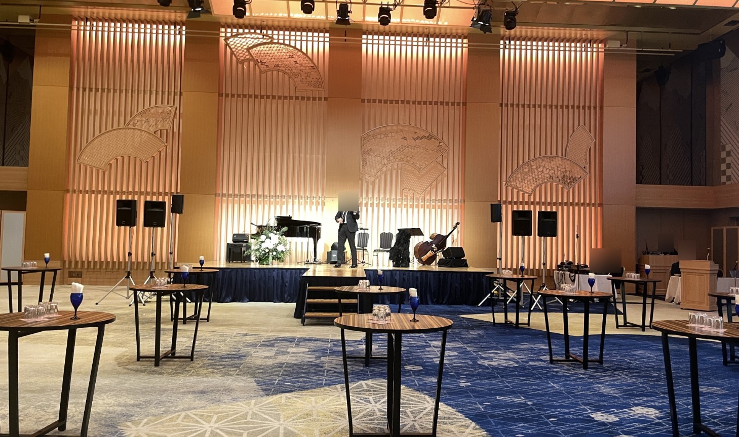 演奏ステージとスタンディングテーブルを整えた会場
