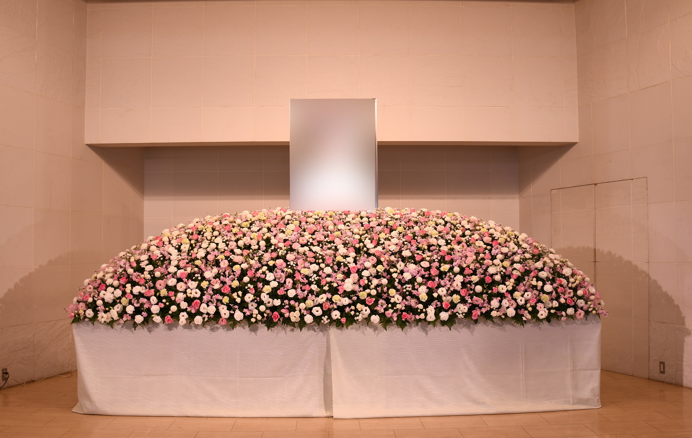 ピンクと白の花を半円形に組み合わせた花祭壇
