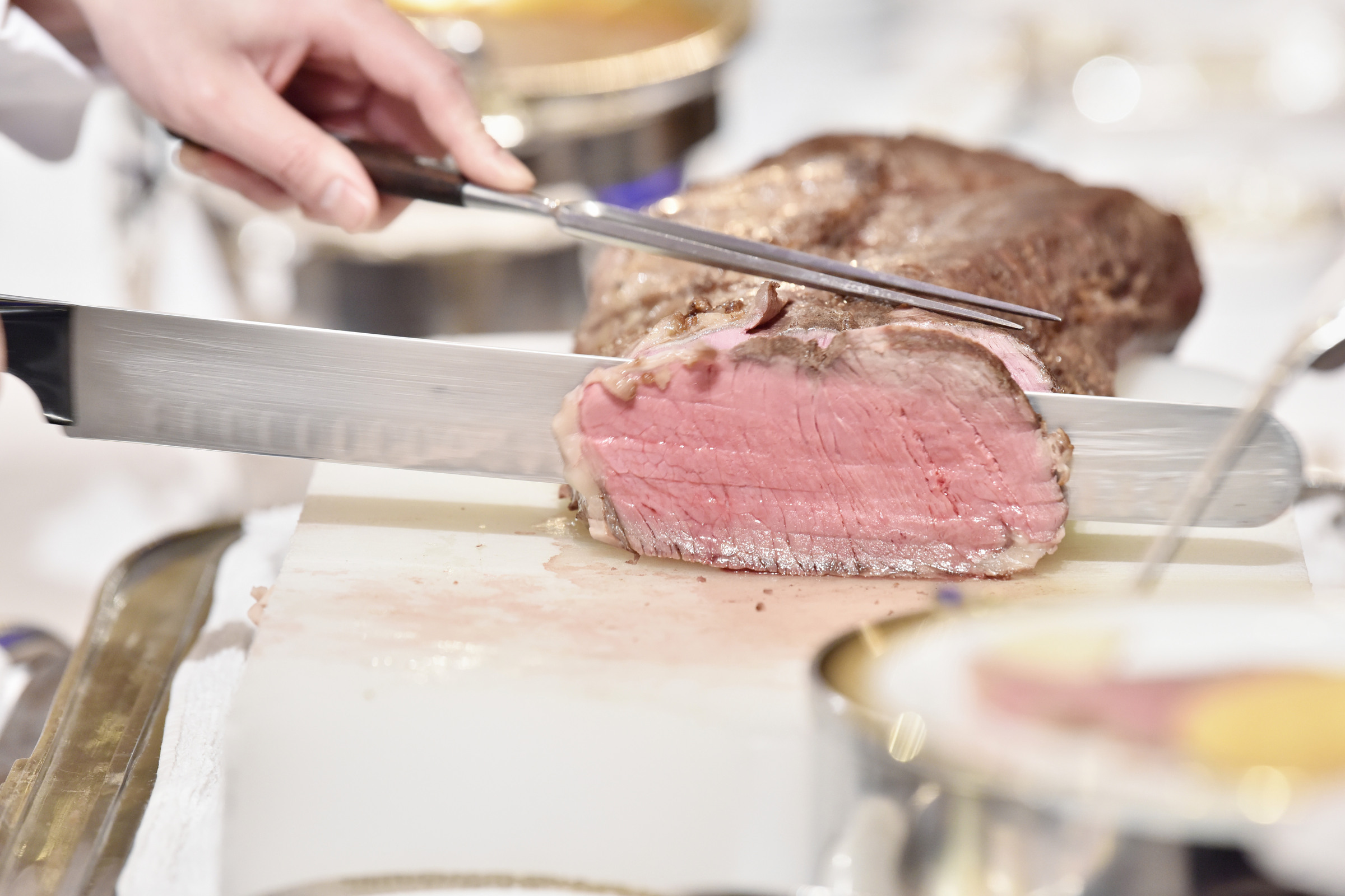 会食用のローストビーフを切り分ける手元