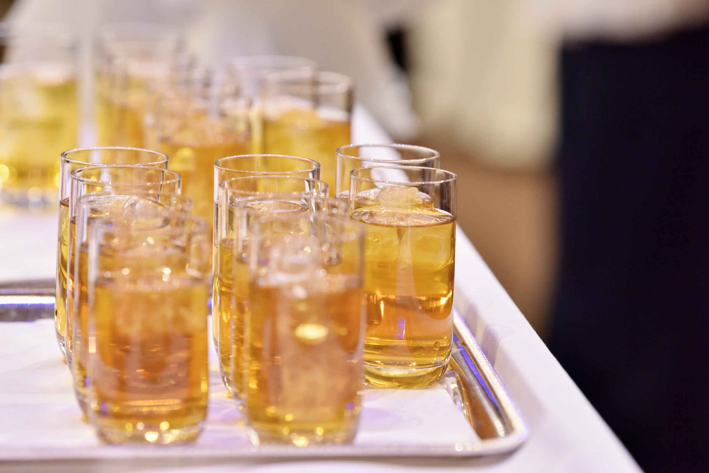 トレーに並んだ飲み物のグラス