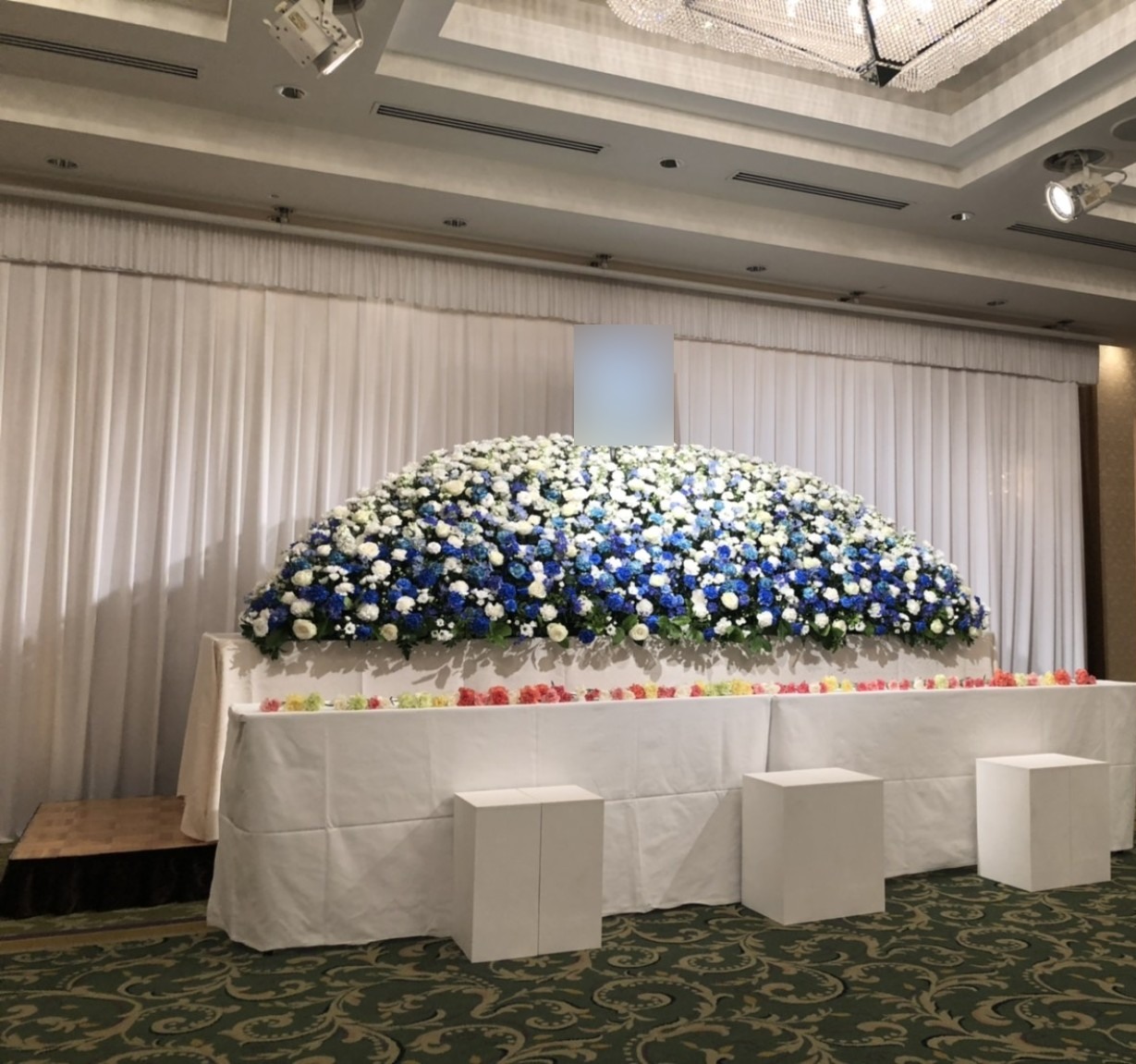 青と白の花を半円状に飾った花祭壇